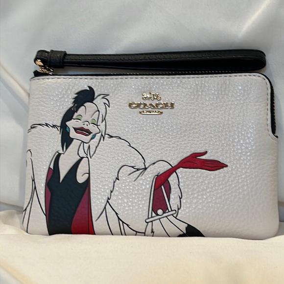 COACH X DISNEY Corner Zip Wristlet with Cruella De Vil Villain Bag NWT 🔥 - Picture 1 of 7